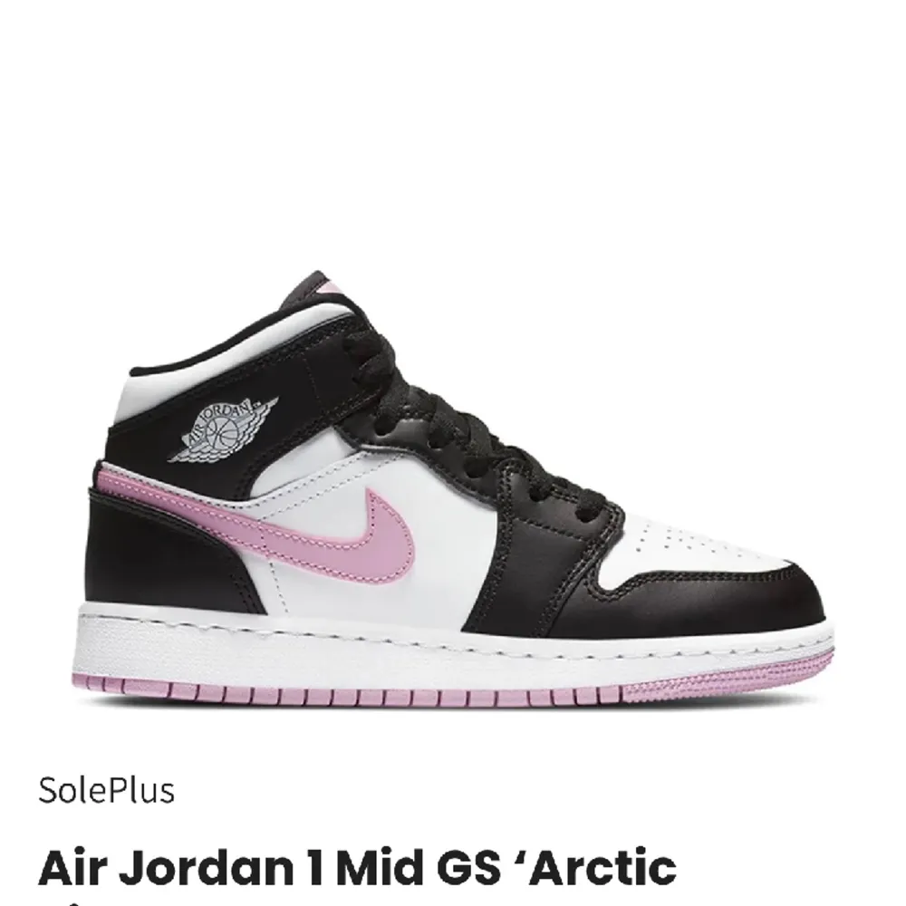 Jag säljer dessa Nike air Jordan 1 i mycket bra skick. De är använda Max 2-3 gånger. Köpa på soleplus för 3499kr.  Säljer då de inte kommer till användning längre. Skicka för fler bilder!. Skor.