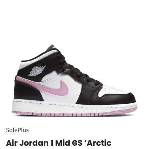 Jag säljer dessa Nike air Jordan 1 i mycket bra skick. De är använda Max 2-3 gånger. Köpa på soleplus för 3499kr.  Säljer då de inte kommer till användning längre. Skicka för fler bilder!