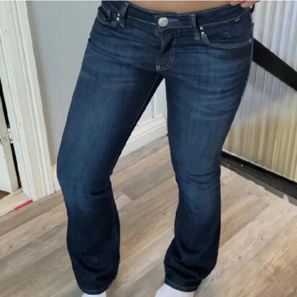 Säljer mina vackra low waist jeans då de tyvärr inte kommer till användning, aldrig använda💕 har sytt ner de vid midjan så att de blir lägre💕 orginal pris 630. Jeans & Byxor.