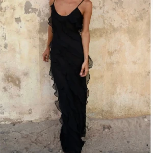 Balklänning i volang - Sååå fin balklänning som endast är nevöns en gång, man kan även använda den på sommaren💕💕  Tryck gärna på köp nu så postar jag så snabbt som möjligt