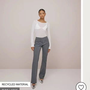 Gråa kostymbyxor  - Säljer dessa snygga kostymbyxor från nelly