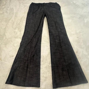 Lågmidjade kostymbyxor - Säljer de SNYGGASTE Lågmidjade kostymbyxorna från Orsay, de är mörkgråa och faller extremt fint på benen. De är bootcut      Mått: midja platt 38cm innerbenslängd 84cm  Det är bara att skriva vid frågor! 🥰