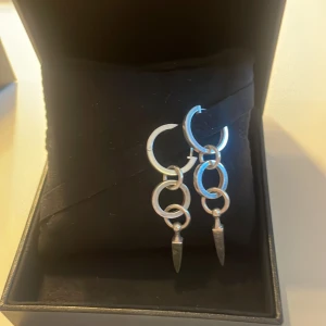 Maria Nilsdotter  - Jag säljer mina två Maria Nils dotter örhängen jag älskar dom men tyvärr har dom slutat komma till användning pris kan diskuteras! 