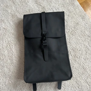 Rains backpack - Inköpt för 899kr. Använd 1gång så i princip helt ny. Säljer pga att den inte alls kommer till användning. Säljer för 600kr