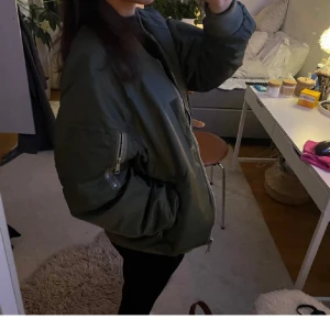 Olivgrön bombarjacka  - Så fin jacka men passade tyvärr inte mig💗storlek L men sitter perfekt!
