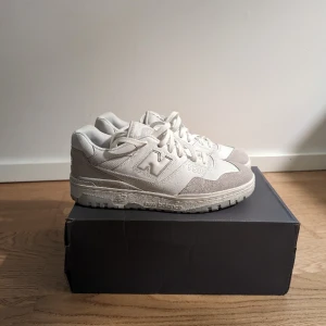 New Balance 550 strl 44,5 - Köpta för cirka 2-3 år sedan. Bara använda få tal gånger. Är i väldigt bra bra skick, 9/10 skick.