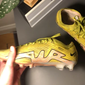 Nike fotbollsskor Zoom Vapor 15 Elite Ag-pro  - Tjena, säljer mina äldre fotbolls dojor. Dessa är den bästa modellen av Vapor 15 alltså ”elite”. Dojorna är mycket använda och har många defekter, däremot medföljer box intakt. Storleken är EU 45. Hör av er för bilder på defekterna. Pris ej fast!