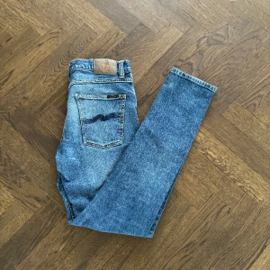 Nudie jeans  - Säljer dessa nudie jeans som sitter slim fit i väldigt bra skick! Skriv vid eventuella frågor.