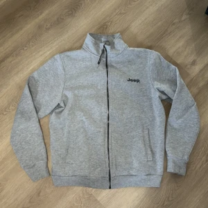 Unik Jeep Zipup - Unik Jeep zipup. Galet go kvalitet på material och zipper.