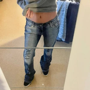 Skit coola jeans - Säljer dessa snygga jeans med unika detaljer då de inte kommer till användning!💖