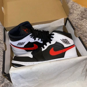 Air Jordan 1 Mid - Vill sälja dessa skor då jag inte använder dem längre. Skorna är i fint skick, knappt någon repa. De är tvättade/putsade och fräscha. Pris kan diskuteras🤗 Köparen får stå för frakt. 