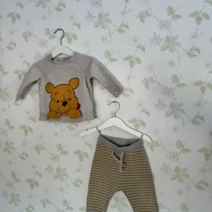 Nalle Puh Set  - nalle puh set från H&M, använt en gång. I fint skick.   Storlek: 74. 