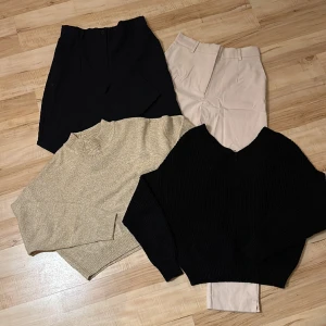 Klädpaket kostymbyxor & stickade tröjor  - Två stickade tröjor i kortare modell båda är i storlek M  Två st kostymbyxor från Cubus i storlek 40  Kläderna är i nyskick och inköpta i höstas.  