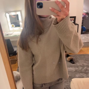 Stickad tröja  - Säljer min fina stickade tröja från h&m och är i en grå/beige färg! Den har använt men är fortfarande i fint skick! 