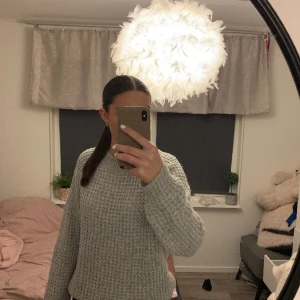 Stickad tröja - Jättemjuk grå stickad tröja från lager157. Säljer på grund av att den inte används längre 💕Köpt för 150 kr