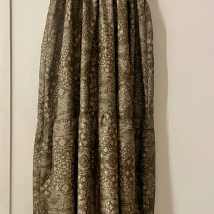 klänning  - Klänning i silkes likt tyg Tunn och skön