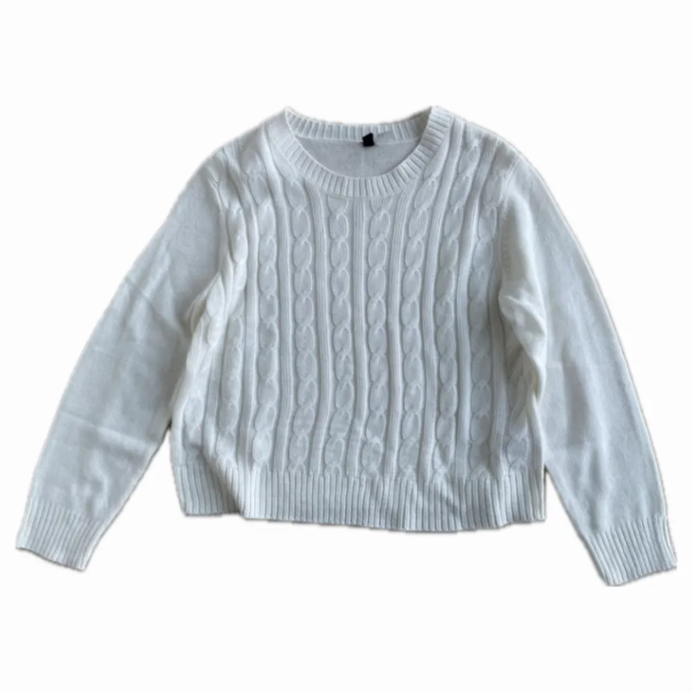 Vit  mönstrad, långärmad tröja ifrån H&M i storlek M. Använd en gång av mig så i nyskick⭐️ Stylade den med en rutig kjol👌. Tröjor & Koftor.