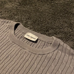 John Henric tröja  - Sjukt snygg kabelstickad John Henric tröja i storlek S. Bra skick 9/10 inga defekter hör gärna av er vid fler frågor😁