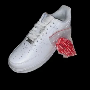 Nike Airforce Supreme - Utsäljning först till kvarn. Röda snören till båda skorna. Hör av er vid intresse🙂