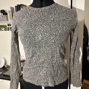 Leopard mesh - Super snygg långärmad mesh topp med leopard mönster! Topp skick använd fåtal gånger🌟Pris går att diskutera!