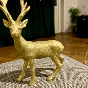 Dekorationsren som glittrar guld! - En jättefin prydnad eller dekoration att ha i hyllan, bokhyllan eller vart som och den sätter en hel del glitter i tillvaron! Glittret lossnar inte heller. 