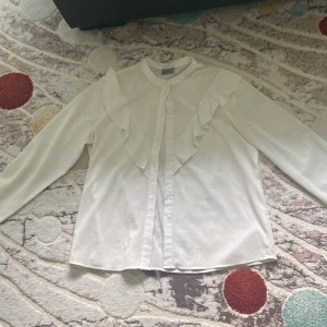 Bluss - Helt ny har haft den i garderoben och inte använt den tror jag köpte för 300 något så säljer för 200 annars kan vi snacka om summan så kan ni pruta storleken är L men passar XL och passar även S ifall man viker ner den 