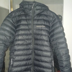 Ville sälja min jacka - Har haft typ 11 dagar  jag köpte den 2600kr men jag ville sälja för 100kr