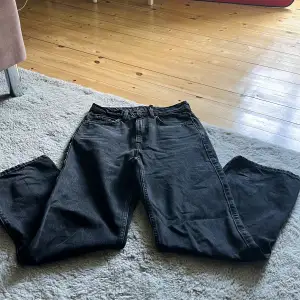 Säljer ett par weekday jeans jag fick från en kompis men var för litet och högmidjat. Det finns ett hål vid midjan på bild 3 har vart så innan jag ens fick dom annars fint skick!