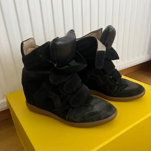 Isabel Marant skor  - Ett par svarta Isabel Marant skor. Med kilklack, karborre.  Använda en del, så lite slitage längst fram på skorna, men väldigt fint skick i övrigt, och går att smörja in skorna!  Köpta på MyTheresa, orginalförpackning och kartong samt tygpåse till. 