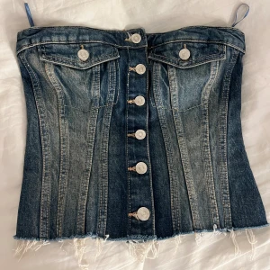 Zara denimtopp - Jättesnygg topp från zara, säljer då den aldrig används🥰