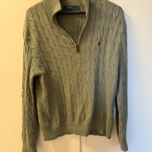 Kabelstickad Ralph Lauren tröja - Kabelstickad half zip från Ralph Lauren. Storlek s, fint skick köpt här på Plick. 