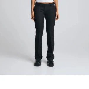 Bikbok kostymbyxor - Lågmidjade kostymbyxor som tyvärr inte kommer till användning pga att de inte passar mig. Använda kanske 2 gånger och i jättebra skick. Nypris 499, mitt pris 200