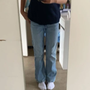 Bootcut jeans😍 - Andvänt fåtal gånger, lite slitna där nere men annars inga skador🫶 Nypris. 300kr🩷 Säljer pågrund av att de är för korta.