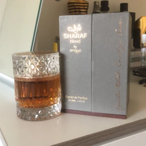 Sharaf blend - Iprincip helt full med boxen kvar, luktar som en äppelpaj med choklad Skriv vid minsta fundering. INGA byten