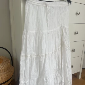 Vit långkjol - Superfin vit långkjol med söta mönster, perfekt till sommaren!