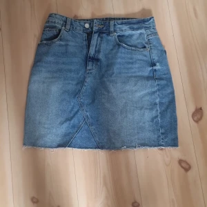 Jeanskjolar - Första kjolen är från BikBok 🤍  Inköpspris: 350kr Andra kjolen är från H&M 🤍 Inköpspris: 300kr Båda är i strlk 38 men passar en 36 💕