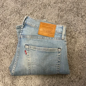 Levis 512 W31/L32 - Snygga blå jeans från Levis. Modellen 512 är stilren och bekväm med sitt stretchiga material. Byxorna är i bra skick. 