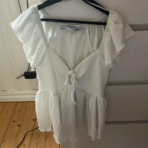 Vit blus - Säljer denna trendiga blus från lager 157. Aldrig använd, säljer eftersom den inte passade mig. Pris går att diskuteras💓
