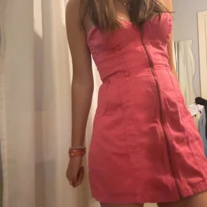 Jeans klänning - Skiiiit snygg klänning i denim material. Så sjukt snygg nu i sommar!! Så unik också!