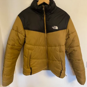 Jacka från The North Face - Snygg jacka från The North Face i storlek M. Är i mycket gott skick och har inte använts särskilt mycket. Kostade från början 3200 kr.