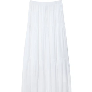Vit långkjol - Jättesnygg vit långkjol från Stradivarius men köpt på Zalando för ca 1 år sedan. Kjolen är endast använd 1 gång så är som ny!😇