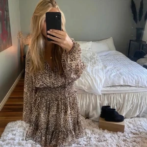 Zara klänning  - Säljer min fina leopardmönstrad zara klänning då den inte kommer till användning längre❣️ så fint skick! I strlk M men passar även S! Kolla gärna in min andra klänning som jag också säljer! Skriv vid fler frågor🐆