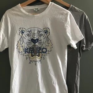 Två kenzo T-shirts  - En grå Kenzo T-shirts och en vit i bra skick