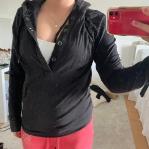 Vintage hoodie - Vintage i användt skick. Älskar men används ej! Strl S ifrån h&m<3