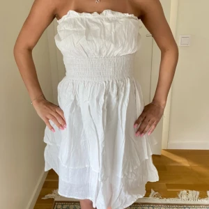 Vit volang klänning!  - Sommar/student/fest klänning 🤍