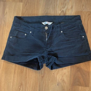 Svarta jeansshorts  - Ett par svarta shorts. De är använda men i bra skick. De ser inte använda ut.