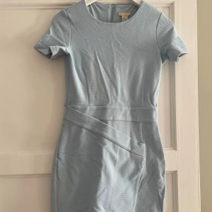 Klänning ljusblå 38 - Strl 38 Älskar men nu är den för liten Jättefin ljusblå som inte riktigt framgår på bild🦋 Sitter så smickrande och markerar midjan.  Figursydd 