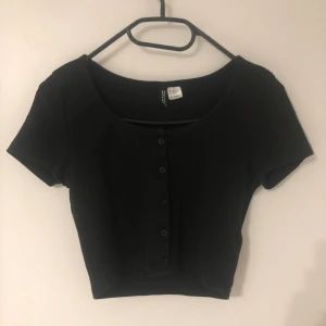 Svart magtröja från H&M 💋 - Jättefin magtröja från H&M i storlek M (passar S också) 💕 Perfekt för nu till sommaren 💗 