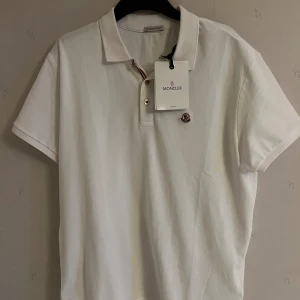 Moncler Pike - Vit HELT NY - Helt ny Moncler Pike i vit. Storleken är XL men sitter som L.