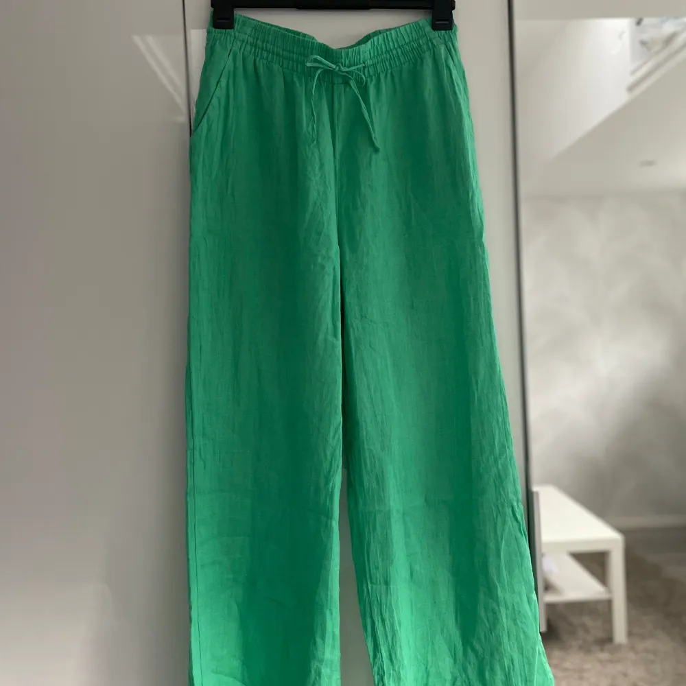 Gröna linnebyxor. Lite för stora så kommer inte till användning 💚. Jeans & Byxor.